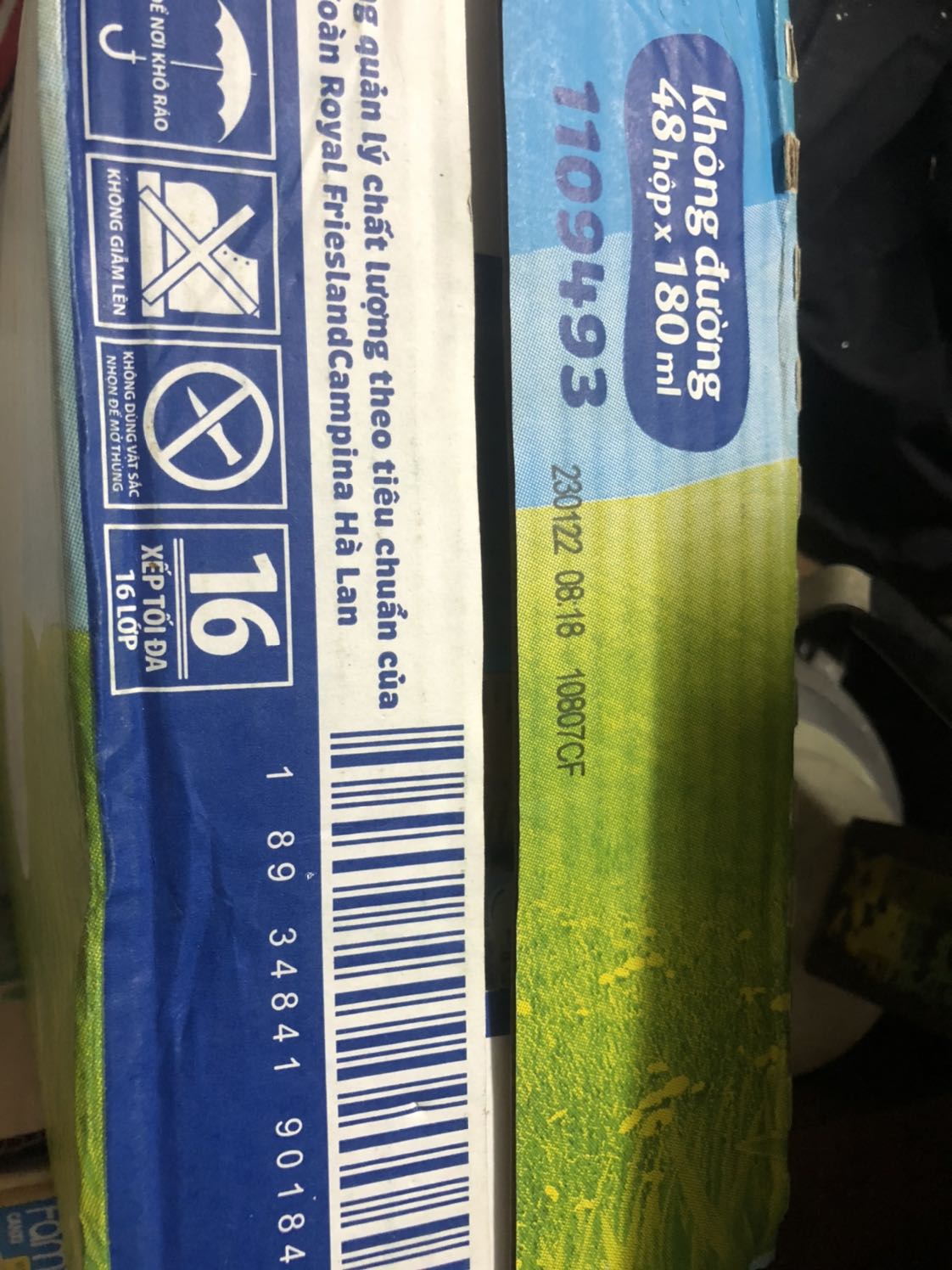 Mình mua thùng sữa ko đường nhưng lại bị có đường, ngoài thùng ghi ko đường nhưng bóc thùng ra thành có đường. Có bạn nào đó đã phát hiện là thùng này là thùng có đường và ghi lên hộp như hình nhưng vẫn gửi cho khách mua sữa không đường. Buồn thật luôn