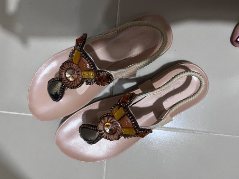 Nên mua lớn hơn size đang mang, mình mang 38 mà mua 39 mới vừa! Shop giao hàng ko kiểm tra, bị hở keo nên mình ko hài lòng lắm