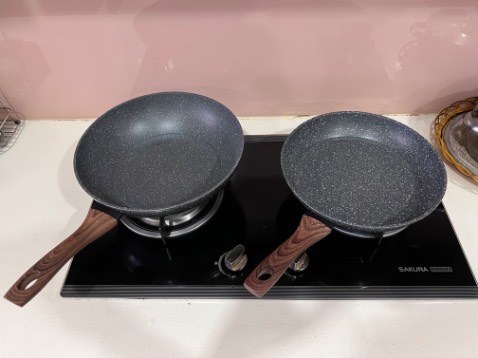 Chảo đẹp, giao hàng siêu nhanh, chảo lớn đáy sâu có cả vung, săn sale mua 2 món với giá 700k. 
Tối đặt là chiều hôm sau nhận hàng luôn. Đóng gói rất kỹ. Tks shop ❤️
2 chảo khác logo “n và &” bởi vì thời gian gần đây, thương hiệu Lock&Lock chính thức đổi tên thành LocknLock. Mn yên tâm mua hàng nhé.