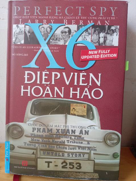 * Về nội dung: Một quyển sách rất hay về cuộc đời tình báo của Thiếu tướng, AHLLVTND Phạm Xuân Ẩn. Quyển sách viết về cuộc đời ông từ những lúc đầu tiên bước vào nghề, đi Mỹ học trong 2 năm *** đến những câu chuyện sau khi về Việt Nam vừa viết báo vừa hoạt động cách mạng đến sau khi giải phóng. Hãy đọc để cảm nhận những sự khó khăn, gian khổ và một chủ nghĩa dân tôcn tuyệt vời của một nhà tình báo tài ba.
*Về hình thức: Sách bìa cứng, đẹp, có nhiều hình ảnh xuyên suốt cuộc đời ông.
Cảm ơn giáo sư Larry Berman vì đã dày công tìm hiểu và viết nên một quyển sách về cuộc đời của Anh hùng tình báo Phạm Xuân Ẩn.