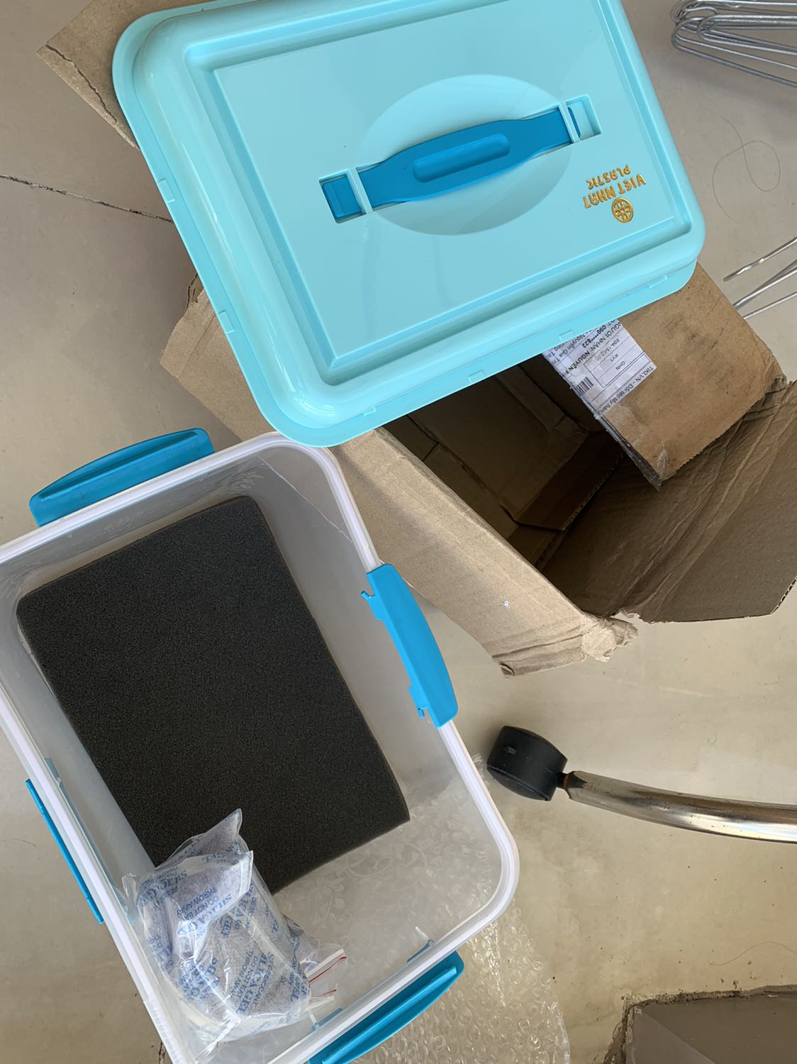 Mở ra đã bị bể hết rồi, yêu cầu cho tôi trả lại hàng vì không dùng được nữa