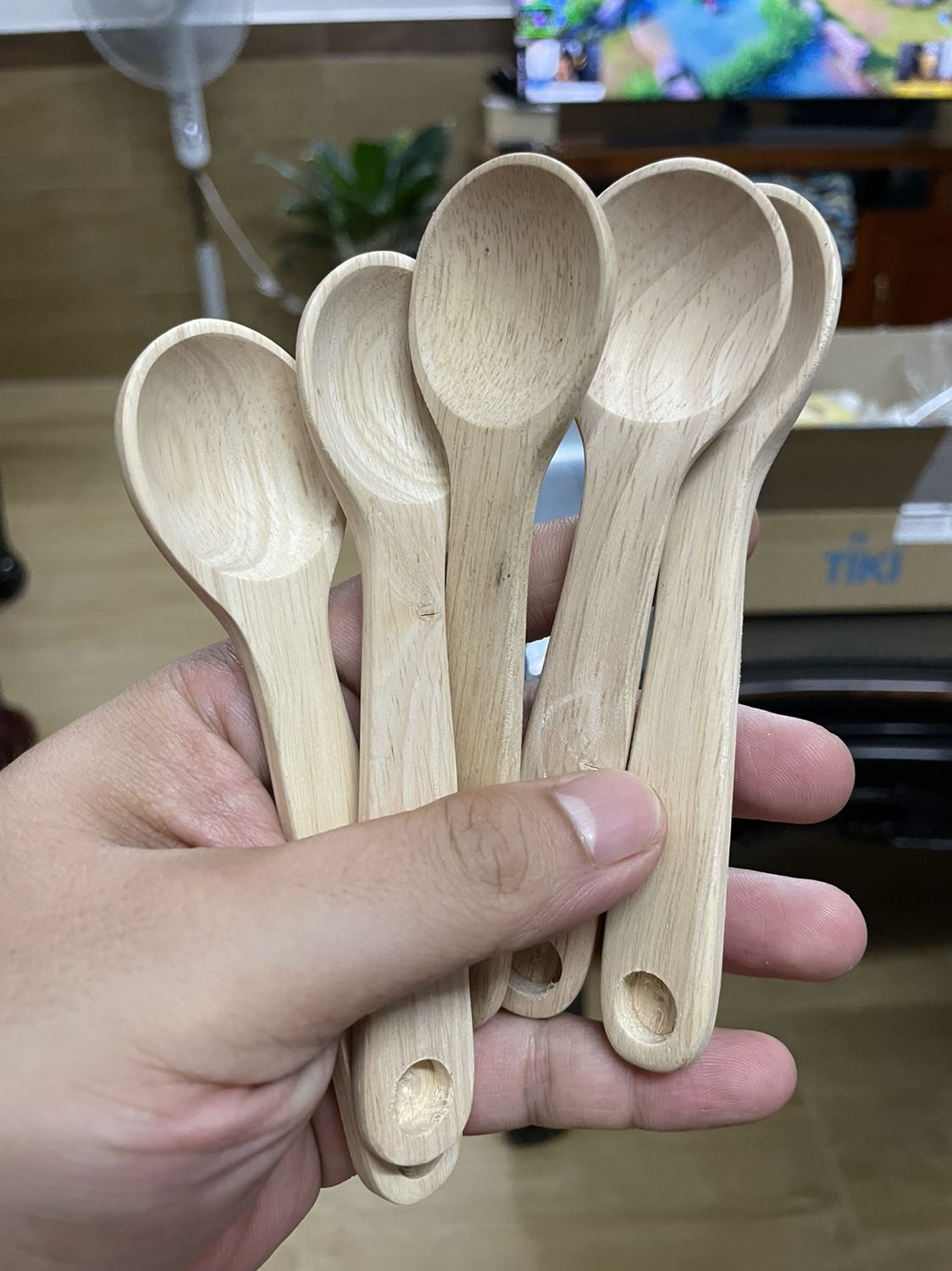 Muỗng rất xinh, mỗi tội hơi to so với hộp gia vị nhà mình, gỗ không có mùi gì cả.
Bao bì rất cẩn thận, giao hàng nhanh như một cơn gió!!!