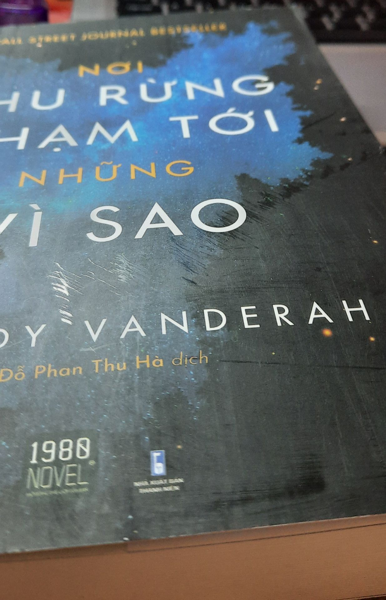 Mình đã rất trông chờ đến ngày được nhận sách, chỉ vì mình đã yêu quyển sách này ngay từ khoảnh khắc mình đọc review về nội dung của nó. Vì Tiki đã giao hàng sớm hơn 1 ngày nên mình rất vui nhưng khi mở hộp thì mình lại chỉ thấy phần giấy sách bị cong, bìa sách còn bị dơ và gãy một chút =((( hơi thất vọng 1 tí. Hy vọng lần đặt sách tiếp theo Tiki có thể để ý khâu đóng gói và vận chuyển hơn ạ, cảm mơn.