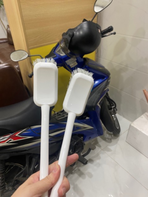 Bàn chải toilet nhìn cứng cáp, có vẻ tốt, đầu cọ hơi mố cíu! Hi vọng vẫn xài tốt