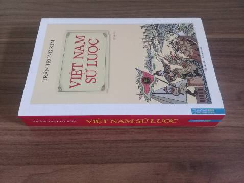 Phần trình bày văn bản rõ ràng. Tiêu đề, cước chú làm kỹ. Font chữ dễ nhìn, thân thiện với người đọc. Ngoài ra còn có bảng chỉ mục khá hữu ích, tiện cho việc tra cứu; và 5 bảng gia phả các triều đại được in rời. Nói chung, vừa mới lướt nhanh cuốn sách là đã ưng ý!