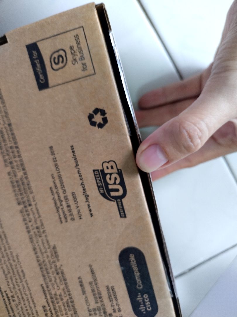 ưng từ giao hàng đóng gói đến lúc nhận hàng, khui hàng và trải nghiệm. Nhu cầu dùng cơ bản thì set up nhanh, mà thích làm này làm kia thì hơi mất thời gian để vọc software 1 xíu.
Mình chỉ thắc mắc là k biết tại sao seal lại bị rạch trước khi mình mở ra thôi. Nhưng vì giá mềm hơn các shop khác nên cho qua he