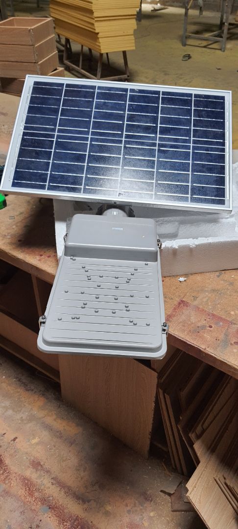 tấm pin không đúng  kích thước, không có  tem,nhãn mác, không một  thông tin nhà sản xuất .