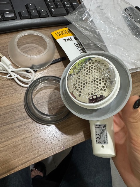 Mình thật sự bất ngờ với chiếc máy cắt lông xù này, không nghĩ là lại hữu ích đến vậy. Ban đầu chỉ mua thử, cũng không kỳ vọng nhiều, nhưng khi dùng rồi thì thấy hiệu quả rõ rệt, quần áo nhìn như mới hẳn.

Trước đây mình từng dùng dao lam để xử lý lông xù và lỡ làm rách áo, tiếc lắm. Nếu biết đến sản phẩm này sớm hơn thì đã không gặp tình huống đó rồi.

Đây là trải nghiệm mua thật – dùng thật, không phải feedback ảo nên mọi người có thể yên tâm tham khảo. Nói chung rất đáng mua. Mình cũng từng dùng bàn ủi hơi nước của Leben Lang và chất lượng khá ổn, nên càng tin tưởng khi chọn thêm sản phẩm này.
Shop có xuất hoá đơn vat