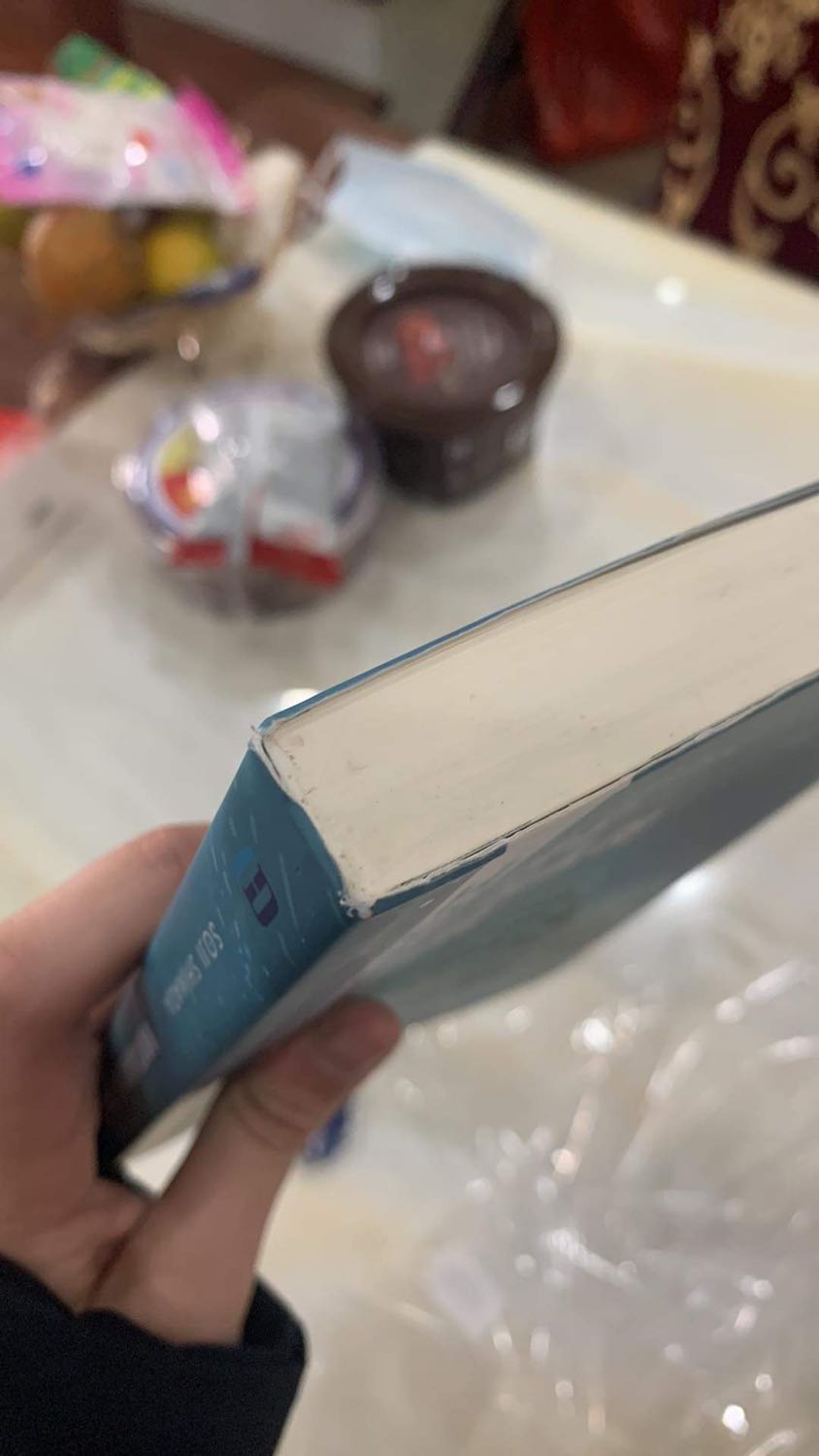 Giao hàng chậm, đóng gói ẩu, tiki chỉ thả nguyên sách vào hộp mà không có bọc gì . Giao hàng hơn 2 tuần nên lúc mình nhận hộp đã bị rách và móp méo, sách bên trong thì đều bị quăn gáy và mép bìa, một số quyển còn bị rách 1 chút giấy ở gáy, và sách còn bám rất nhiều bụi. Bên vận chuyển thì về kho hơn 3 ngày không chịu giao, đã vậy còn tự ý hoàn hàng với lí do kiện hàng cồng kềnh làm mình phải ra tận kho lấy hàng về. Có thể tiki sẽ nói là do mình ko dùng bookcare nma đóng gói sách như này là không thể chấp nhận được, ít nhất cũng f bọc1 lớp chống sốc bao bên ngoài sách. Sách cũng ko nguyên seal và không hề có bọc nilon. Có 2 quyển duy nhất có bọc nilon nhưng đều bị rách hết