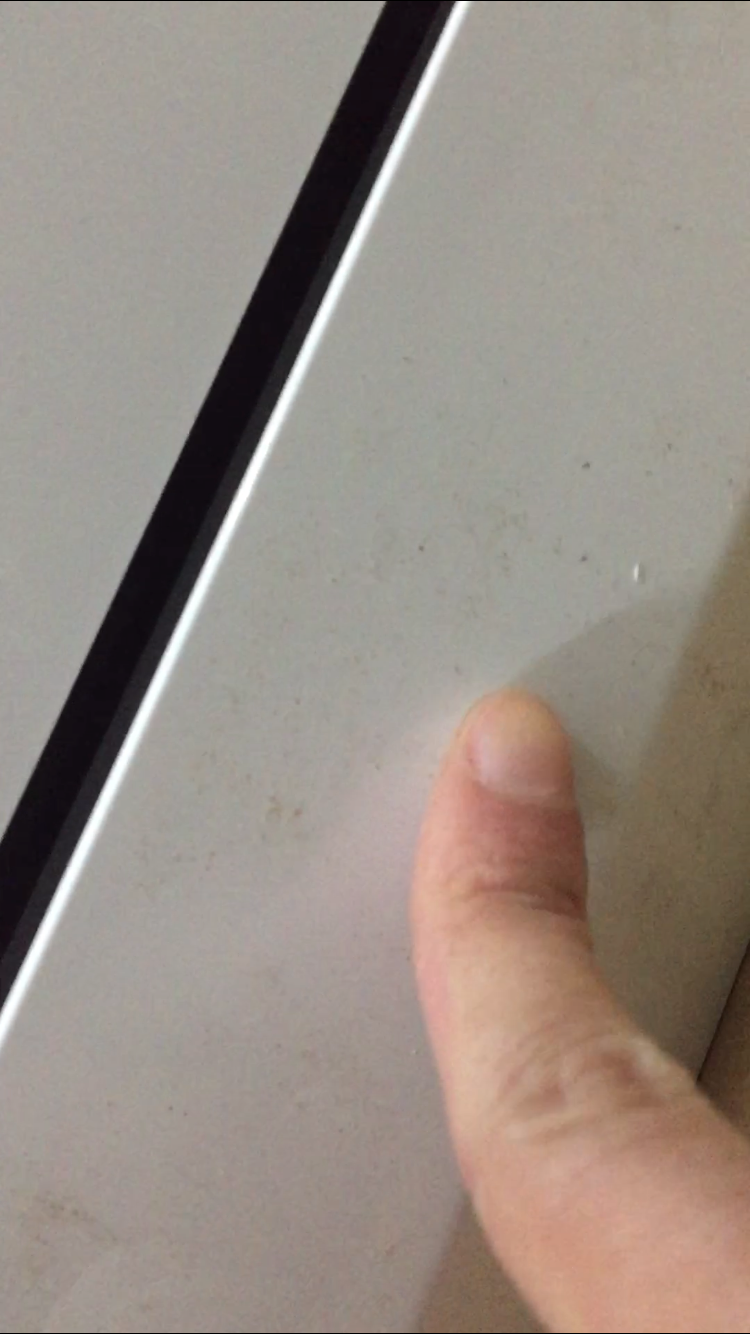 Có bác nào dính trường hợp như e ko??? Nhận thùng nguyên đai nguyên kiện nhưng mở máy ra thì ngoài cửa có vết bẩn dính két, bên trong khoang rửa thì dính cả nước. Máy mới tinh thì bên trong có nước đc ko ạ??? Phản ánh bên tiki trả lời là có nước là do thử máy trc mới giao đến cho khách hàng. Còn khách hàng nhận thì ko được thử. Đã ko đc thử thì chẳng có bên nào đc thử hết!! Máy có làm sao thì trả lại bên nhà sản xuất Electrolux chứ sao phải thử. Chờ 2 ngày ko phản hồi m gọi điện lại bảo chờ tiếp 2 ngày nữa để làm việc với bên bán. TÓM LẠI CÓ BÁC NÀO MUA MÁY MÀ ĐC NGTA THỬ MÁY TRC HỘ MÌNH CHƯA Ạ???