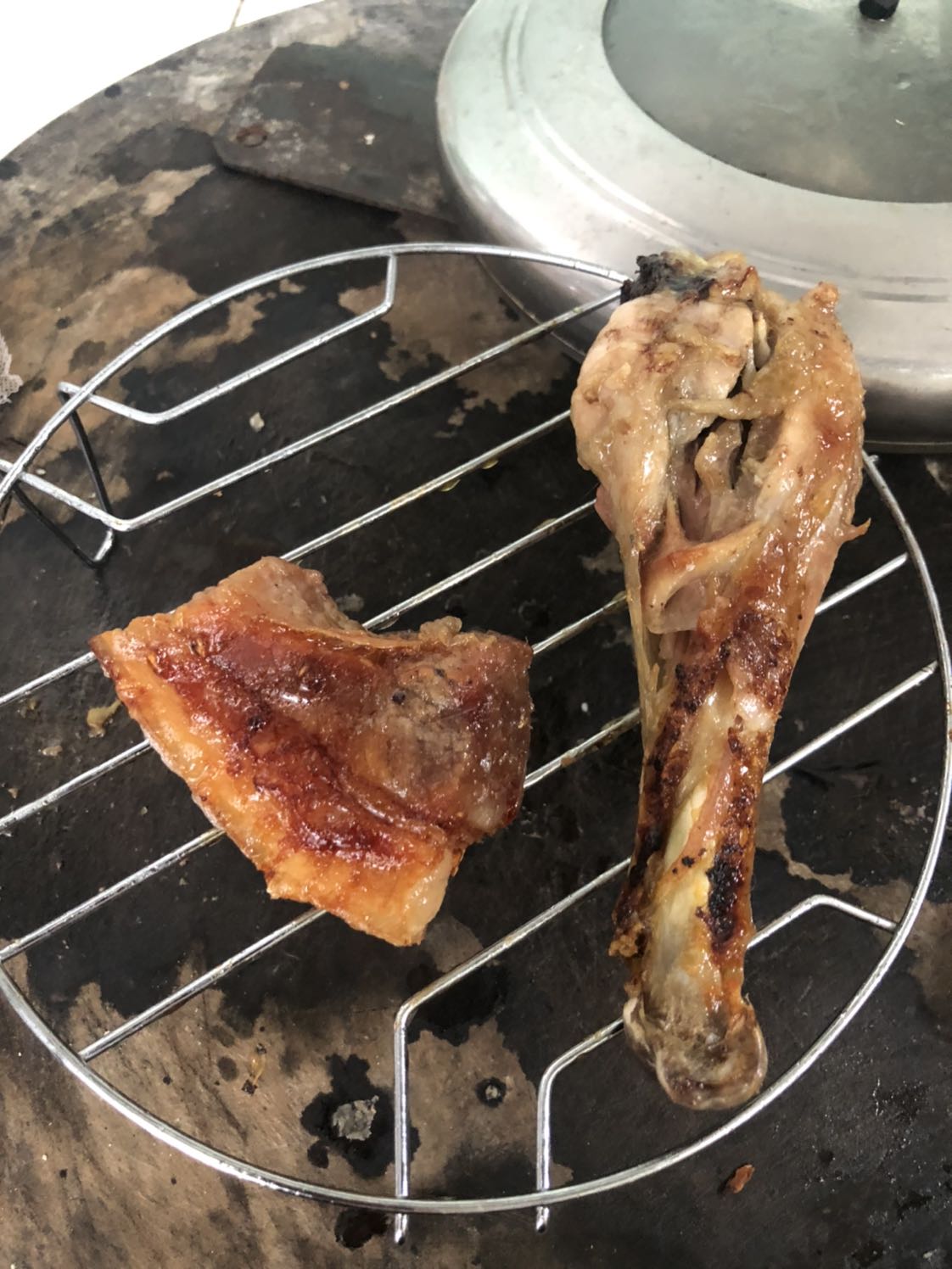 Sản phẩm đẹp dễ sử dụng, sản phẩm dùng hâm nóng nấu tốt còn về chức năng nướng thì cũng không mong chờ lắm so về giá ai nướng thì lên thái miếng thịt bé cho nhanh chứ để cả cục lâu lắm máy này hợp nướng thịt bé ăn bún thịt thì hợp