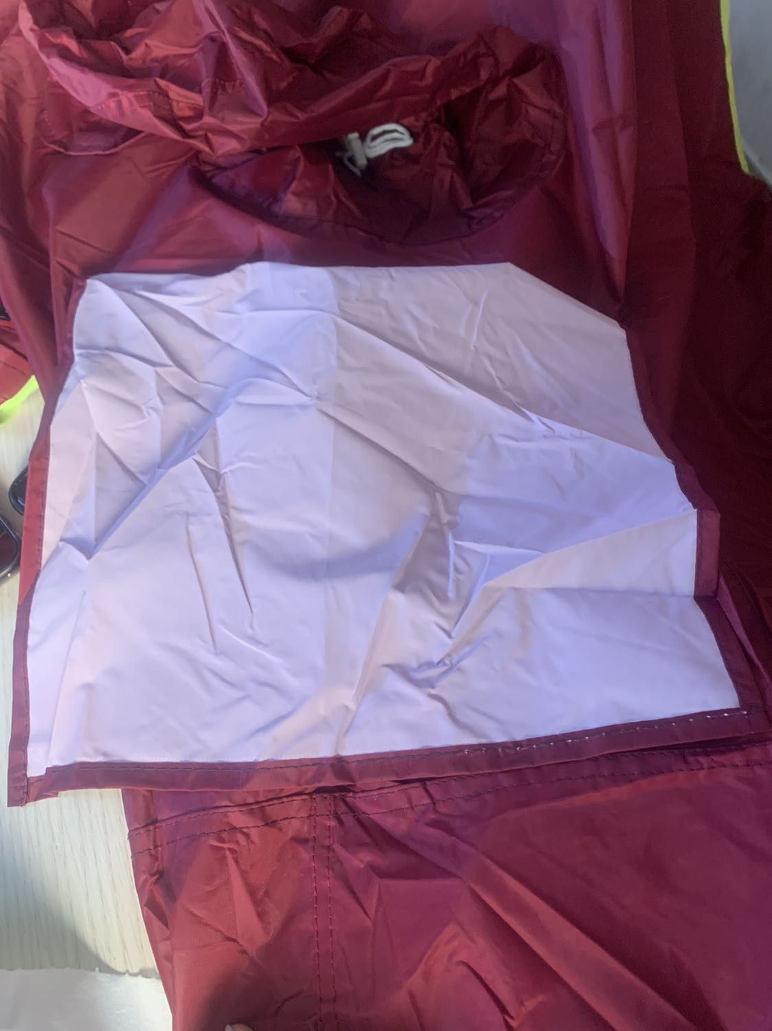 Dù mua lần 2 nhưng quá thất vọng. Hàng giao thì chậm, phải đặt lui tới mấy lần. Chất lượng thì khác xa với lần trước. Cụ thể là: chất vải mỏng hơn, đường may thưa có vài chỗ xút chỉ. Đầu áo sau k có nút để gài phần chắn nước và gài kính che mặt. Đề nghị shop và tiki liên hệ cho trả hoặc đổi hàng