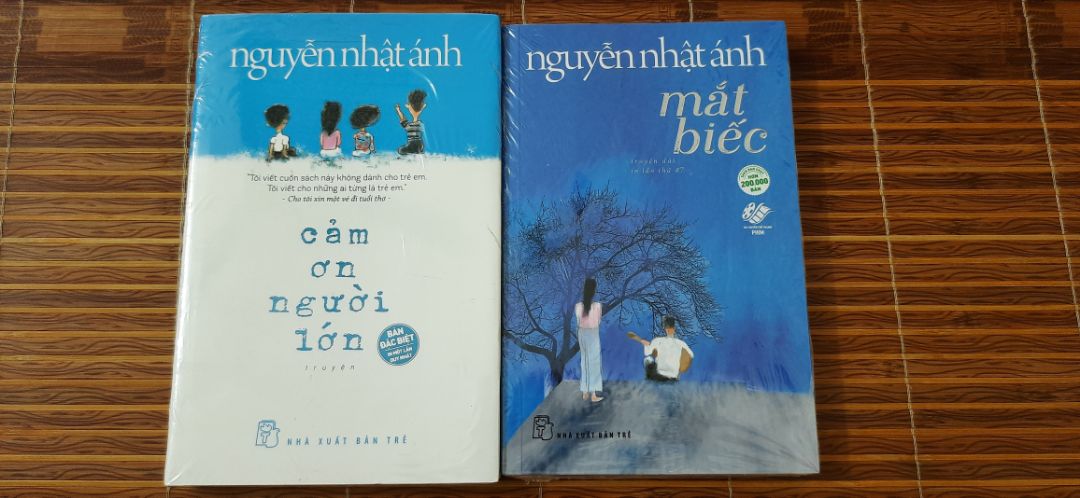 sách đẹp, bìa cứng, khổ vừa rất dễ cầm, mua sale 70% nên giá chỉ còn 66k, sách còn nguyên màng nilon, đan xen với nội dung còn có những hình minh họa rất ngộ nghĩnh, đôi khi mọi người sẽ thấy được chính mình trong đó với những suy nghĩ ngây ngô, vô tư, những "trò chơi" mà có lẽ ai cũng từng trải qua như lật mi mắt hay giữ cho công tắc điện ở vị trí thăng bằng