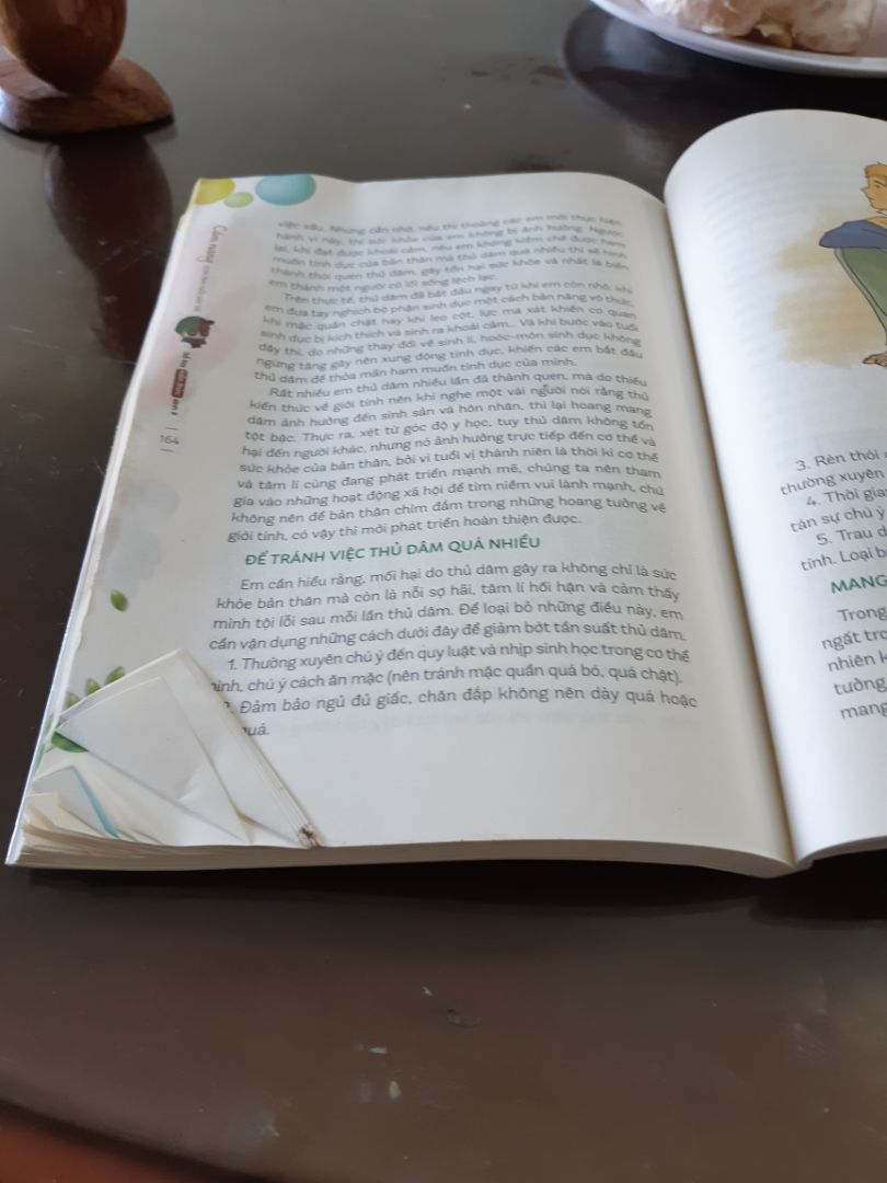 Tôi thấy thất vọng về cách làm việc của Tiki. Tôi là khách quen, vậy mà nhân viên có thể bán cho tôi cuốn sách như này. nát. ố...gọi hot line hàng 10 lần ko ai nghe máy.