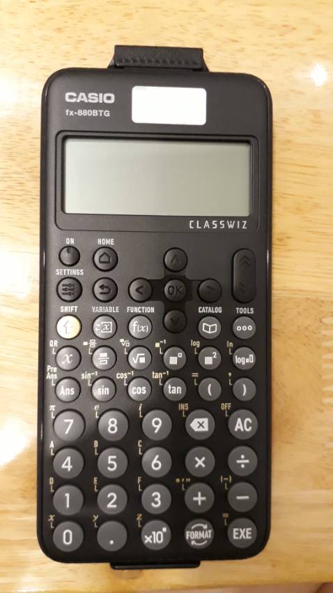 Chọn máy này vì có thêm tính năng mới khá hay. Giá rẻ hơn bên ngoài, đặt 2 ngày là có. Máy to hơn các máy đời trước, viền quanh và nắp máy nhám khá sang, thân máy chắc chắn. Chỉ không thích kiểu bàn phím mới này và màn hình bị hở viền.