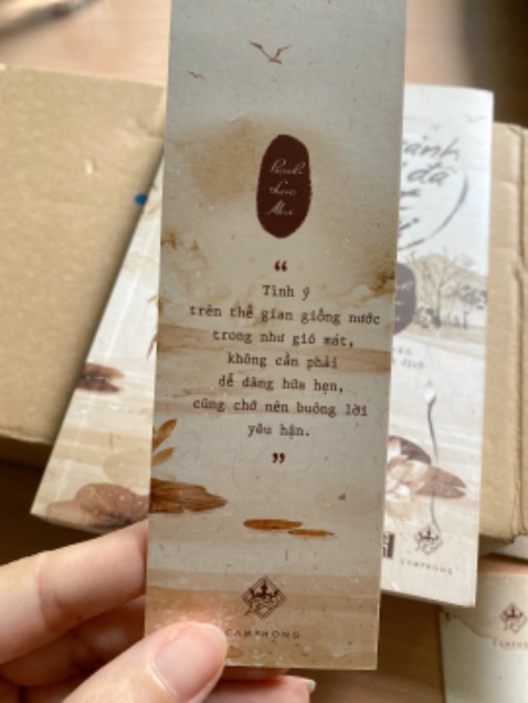 Giao hàng nhanh, đóng gói cẩn thận. Sách nội dung nhẹ nhàng, đọc khiến người ta thư thái dễ chịu, tâm hồn trở nên an yên hơn.