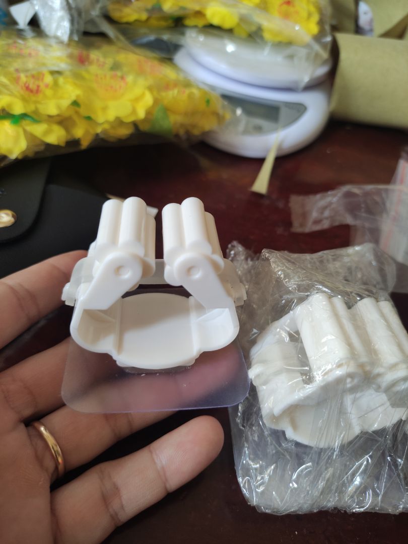 là 1 loại dán tường. kẹp có vẻ chắc chắn. có đệm thung chống trượt