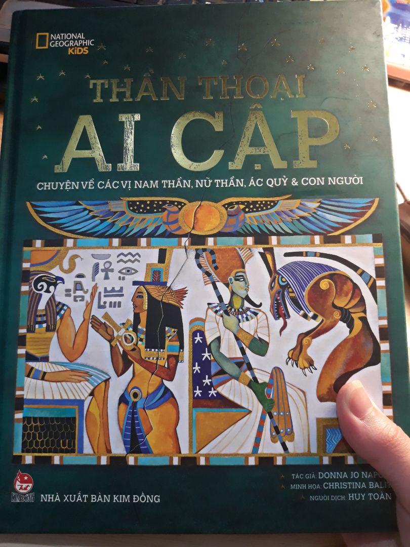 Sách được đóng gói rất cẩn thận, không trầy xước chỗ nào. Giao hàng cũng nhanh hơn dự kiến nữa