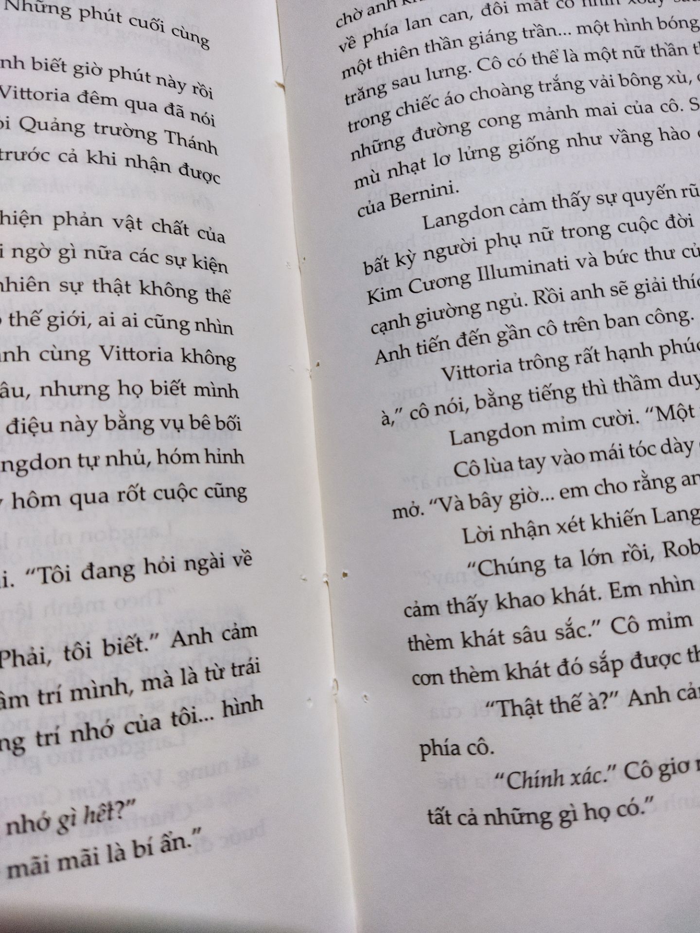 bìa bị xước và gãy do vận chuyển. đường may bị lỗi kiểu này chắc vài bữa bay tùm lum. với là hàng về đến đơn vị vận chuyển rồi không chịu giao cách 3 ngày mới giao. cũng đặt sách đây nhiều rồi mà bữa nay quá thất vọng.