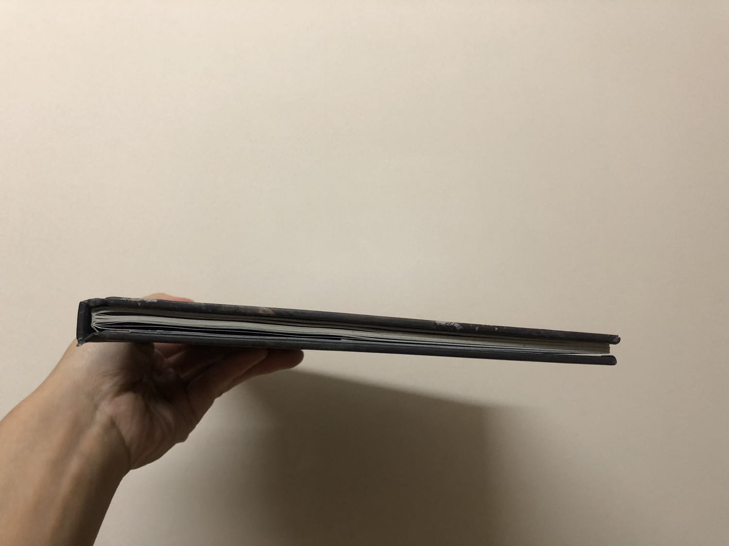 Sách gốc, bản in đẹp, mỏng và nhẹ. Tuy nhiên, lúc khui hộp ra có hơi thất vọng. Sách không được sạch sẽ: bụi bặm, giấy có chỗ dơ, gáy sách có chỗ sờn. Có vẻ như sách đã qua sử dụng và không được bảo quản kỹ.