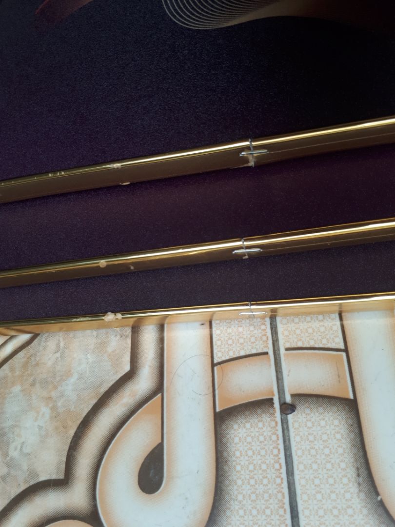 sp nhận đc ko đúng với ảnh quảng cáo. Đặt nền đen mà nhận đc màu này. Dây nối đường viền bo làm quá xấu, giảm giá trị của khung tranh.