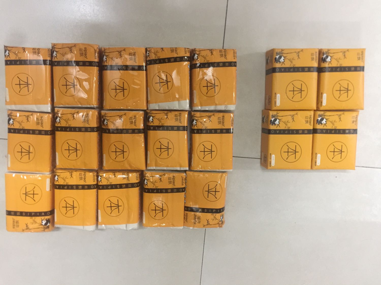 Hàng đểu, kém chất lượng mà giá tương đương hàng chất lượng cao.
   Vỏ bao bóng, không đồng nhất
   Giấy cắt chưa đứt hết, độ dày k đều
 Đề nghị tiki nên loại bỏ những gian hàng thế này để làm sạch môi trường kinh doanh của mình