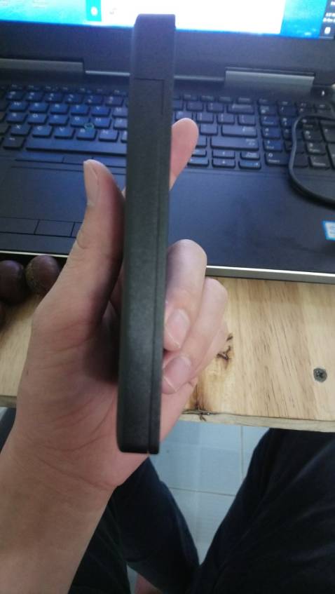 Vỏ không được khít, thấy các bạn nhận xét khi lắp ổ vào bị dơ nhưng bên trong người ta có chuẩn bị 2 miếng mút chèn nha các bạn.
cho thử ổ 2,3inch vào coppy 2Gb thấy chạy rất nhanh.
Ổn trong tầm giá. Hài lòng.