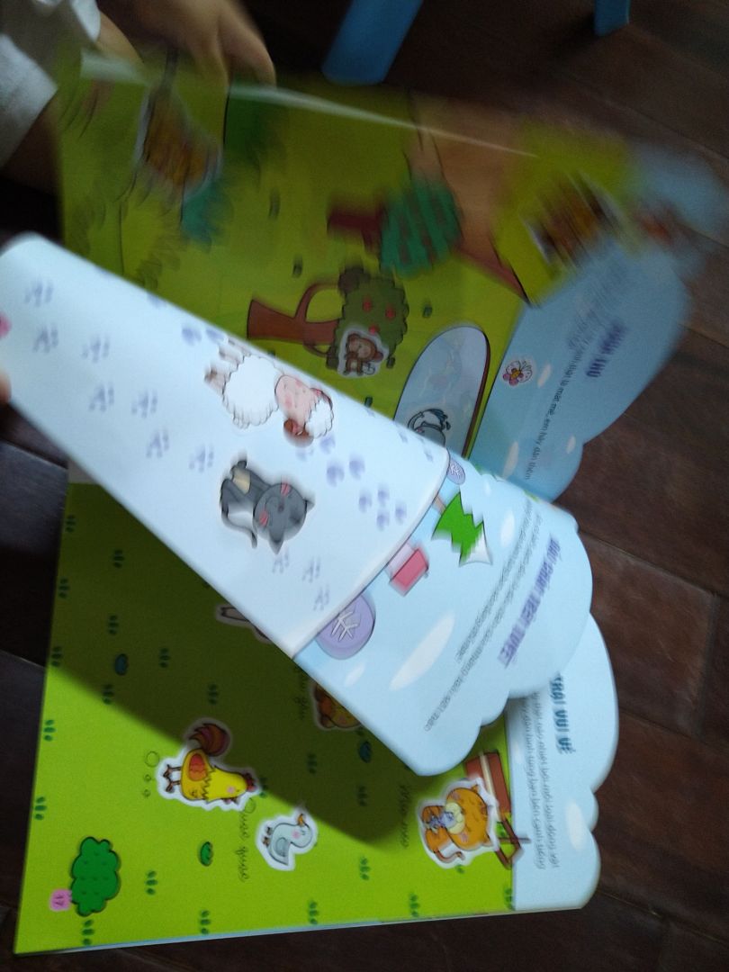 Sách nội dung hay, cần người lớn kèm, đọc tiêu đề hướng dẫn bé thực hiện. Bé 2 tuổi rất thích học. Bé 4 tuổi thì ham dán hơn.