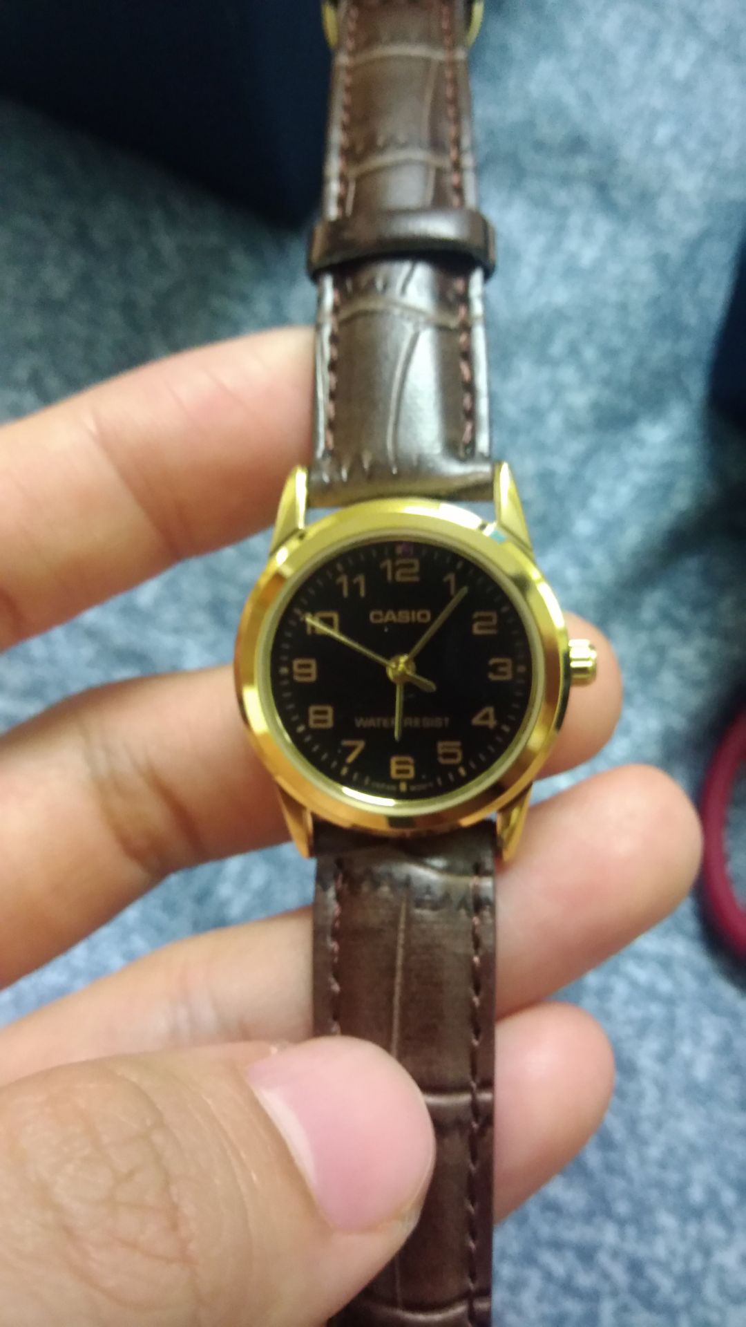 Đóng gói cẩn thận, đầy đủ phiếu bảo hành, bill, tem chống hàng giả. Nhược điểm: dây đeo cứng, ko ôm tay. Tương xứng với giá tiền.