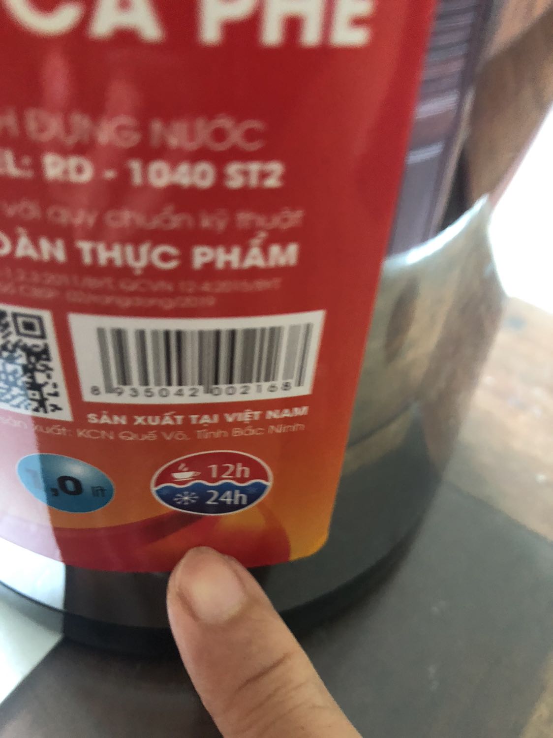 Bình bị móp tại vị trí này. Shop dán rất khéo, nên lúc giao hàng, chủ quan, chỉ quan sát bằng mắt nên không thể nhận biết được. 

Khi kiểm tra, mọi người lưu ý dùng tay sờ nhẹ, chậm và quanh thành bình thì mới phát hiện được.