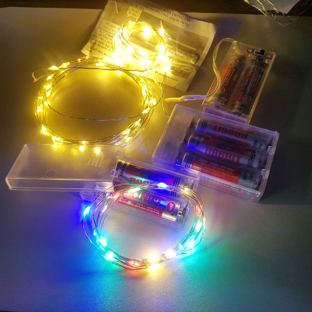 Đèn đẹp, bền chắc chắn, giá hợp lý. Dây led nhỏ, màu bạc kẽm trang trí trông rất sang, tinh tế. Dùng pin tiểu khá tiện, an toàn, không cần dòng điện. Có công tắc bật tắt. Đèn không đi kèm pin, tuy nhiên pin tiểu đồng hồ khá rẻ, mình xuống tiệm tạp hóa là có ngay. Lần sau sẽ ủng hộ shop.