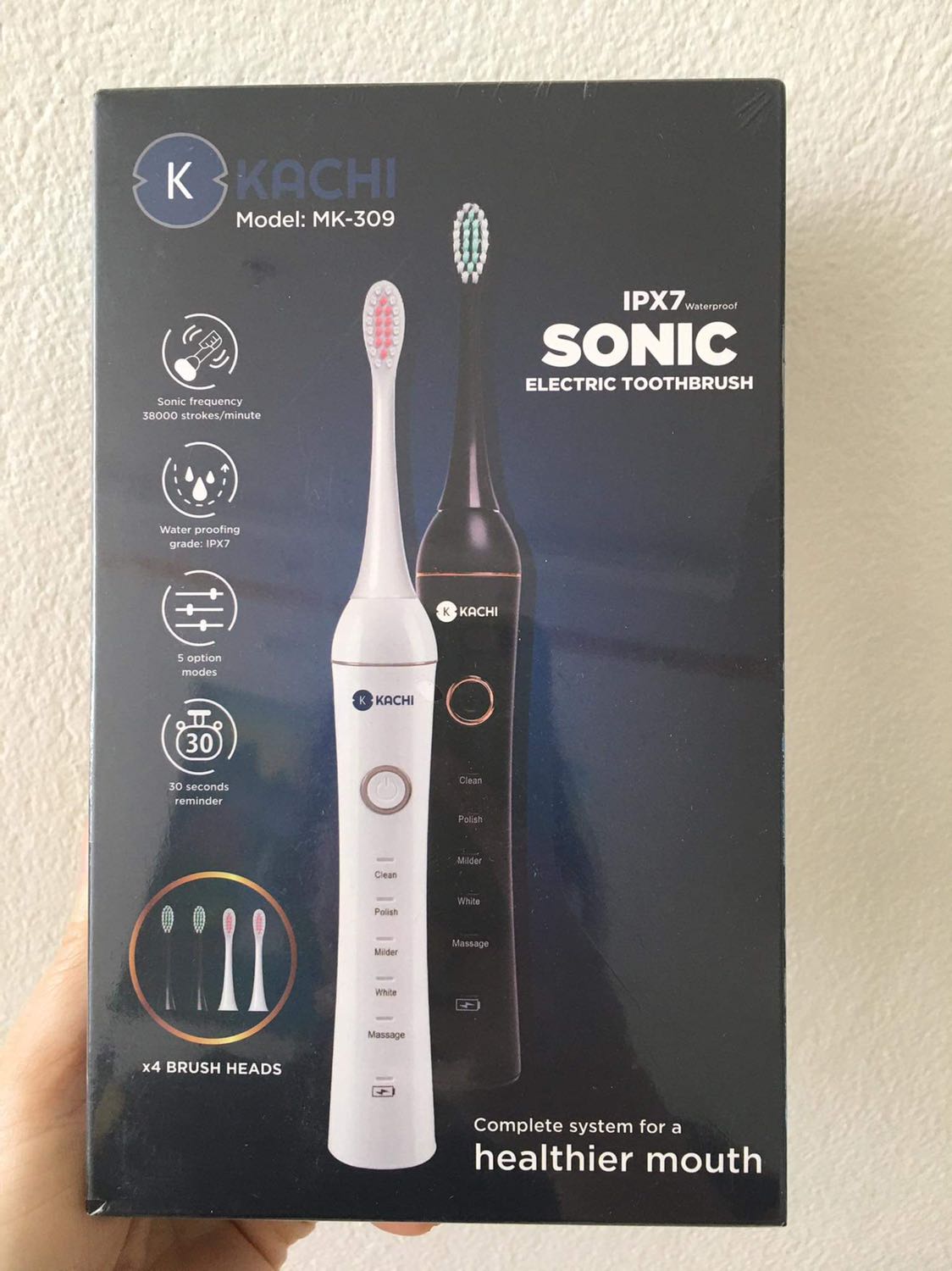 Lần đầu mua bàn chải đánh răng điện, vote 5 sao cho chất lượng dịch vụ từ Tiki. Hàng đóng gói cẩn thạn và đẹp. Sản phẩm tới tay còn nguyên hộp rất đẹp và chắc chắn.
Sản phẩm có giá “mềm “ hơn so với hãng khác. Tuy nhiên có ưu điểm hơn hẳn là có 4 đầu bàn chải đi kèm để dễ thay thế khi cần.
Cây bàn chải chắc chắn và đẹp. Mới sử dụng thấy ổn, sạch và êm răng. Thấy nhà bán ghi sạc 1 lần dùng 1 tháng, để sử dụng và trải nghiệm mục này. Lông bàn chải mềm, không gây chảy máu khi sử dụng.
Về độ bền, dùng một thời gian mới kết luận ạ.