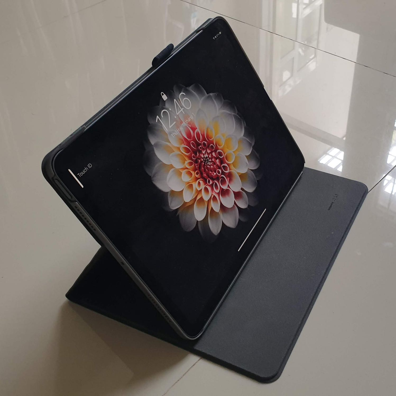 1. Hình thức: sản phẩm của hãng ESR nói chung thực sự đẹp và sang trọng, như một quyển sổ cao cấp, khác biệt hoàn toàn so với các bao da thường bán ở VN, bao bì của ESR chuyên nghiệp.

2. Vì bản chất lớp vải bên ngoài, sản phẩm cho cảm giác rất êm ái, nhưng sẽ nhanh chóng bị dơ, đặc biệt với những ai da nhờn hoặc mồ hôi.

3. Sản phẩm được ESR bán (trực tiếp tại nước ngoài) với giá tầm 16$ (360k VND).

Riêng cá nhân đánh giá: sản phẩm đẹp, nhưng giá do Shop Mrhi nhập và bán tại VN hơi cao so với giá gốc.