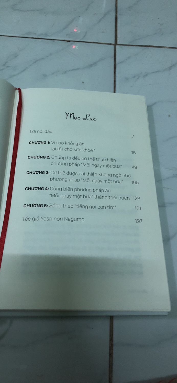 Giao hàng thần tốc luôn.
Chương đầu tiên của quyển sách cực kỳ hay, cực kỳ cuốn hút, mình đã nghe sách nói chương đầu xong mới quyết mua sách giấy. Nhưng các chương sau hơi thất vọng, không được cuốn hút như chương đầu. Nhưng nhìn chung đây là một cuốn sách đáng đọc, cung cấp nhiều tri thức về ăn uống và y học. Sau này tìm hiểu các quyển sách khác cùng đề tài này, mình càng thấy tác giả quyển sách Ăn ít để khoẻ cung cấp các kiến thức rất đúng và giải thích dễ hiểu, giúp mình đọc các quyển khác về sức khỏe càng thêm củng cố kiến thức và am hiểu hơn.
Tuy nhiên để thực hiện giống tác giả nói thì chưa khả thi với mình lắm. Ăn 1 ngày 1 bữa làm mình bị rối loạn ăn uống gần cả 2 tuần luôn. Hiện giờ, sau 1 tháng cố gắng thì mình chỉ có thể ăn 1 ngày 2 bữa chứ chưa thể chỉ ăn 1 bữa được.
Nói chung, các chương sau đọc không được hút lắm nhưng đây vẫn là cuốn sách đáng mua nhé!