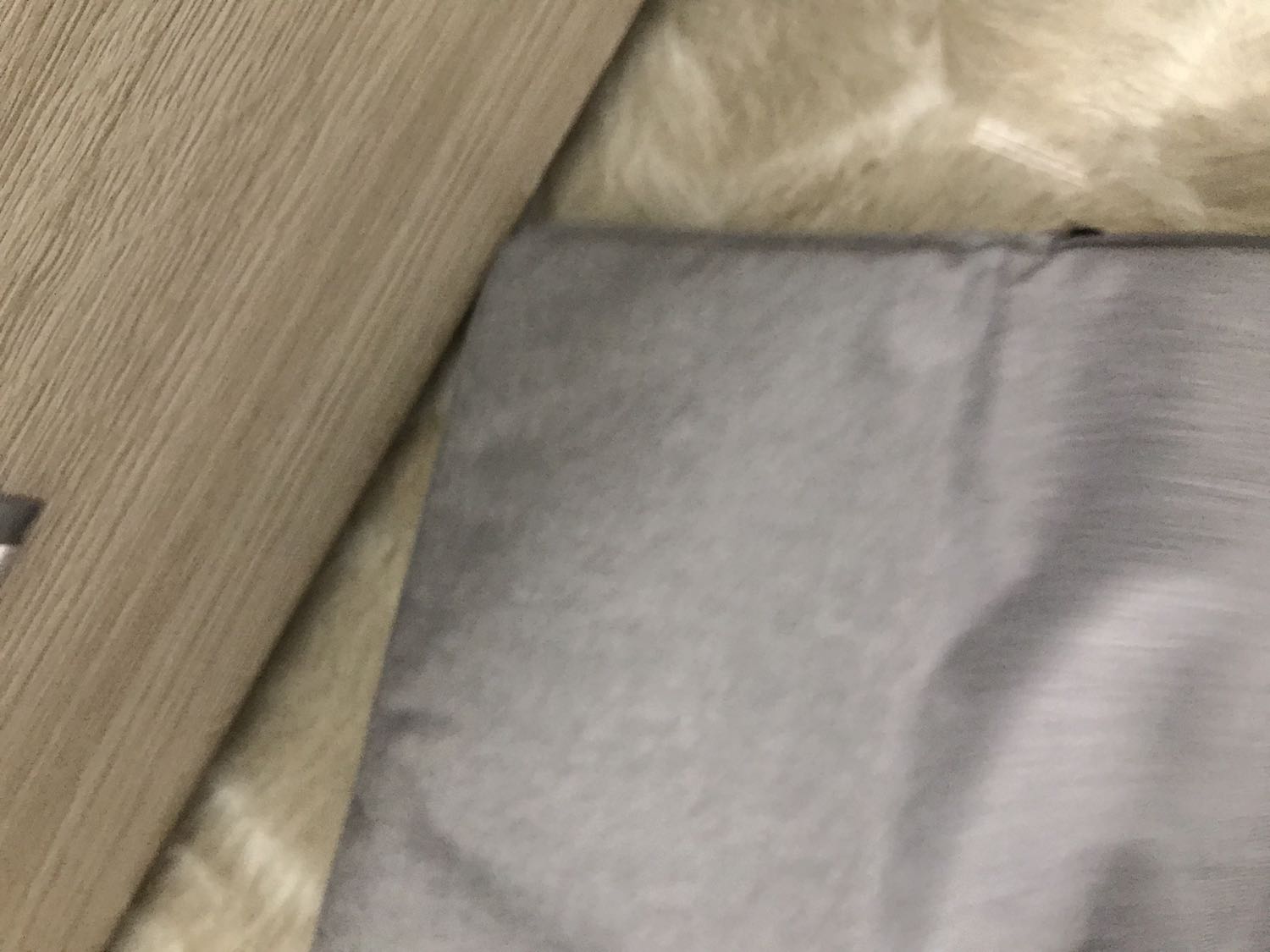 Tiki giao hàng nhanh, shipper thân thiện. Túi vải khá đẹp, màu đẹp. Tuy nhiên có vẻ hơi chật khi bỏ macbook pro 13.3” vào. Sau khi cho mac vào rồi thì rất khó khăn mới có thể nhét ipad vào ngăn phụ. Ngăn chính thì lông dày, êm. Tuy nhiên ngăn phụ lại không có lông nên không bảo vệ tốt cho ipad được. Ngoài ra, trên tiki để sản phẩm của VN nhưng bao bì lại là “made in China”