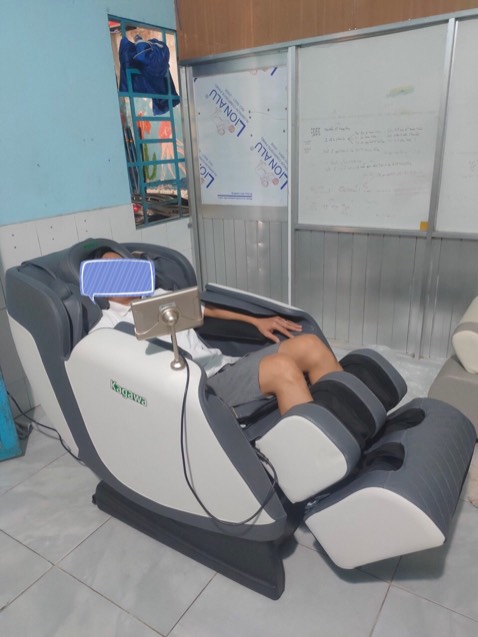 Lần đầu mua 1 món hàng giá trị lớn trên tiki ntn. Ghế đẹp như mô tả, masage êm
Giao hàng nhiệt tình lăp đặt lun .bất ngờ thiệt tại bth thấy tiki giao hàng ko à