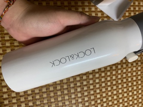 Sản phẩm đẹp, chắc tay. Nắp đậy chắc chắn không bị đổ nước ra ngoài. Bỏ vùa balo, nhẹ nhàng. Đáng để mua nè