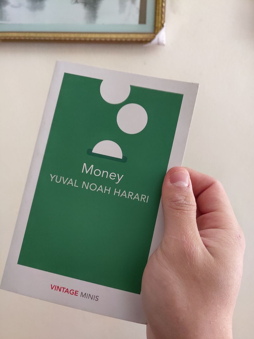 sách nhỏ gọn hơn mình tưởng, cắt ghép từ 3 cuốn nổi tiếng của tác giả, tập trung chủ yếu về vấn đề tiền tệ. Nội dung chỉ nói sơ qua về tiện tệ thôi chứ không quá sâu, ai đọc homo sapiens và homo deus rồi sẽ thấy. Cắt ra như thế này làm mất việc thể hiện rõ ý của tác giả, vì trong 2 quyển kia tiền tệ chỉ là 1 vấn đề nhỏ và còn xâu chuỗi với các ý khác nữa, nên cắt ghép ra như này hơi vụn. Đọc relax 1 chút cũng ok.