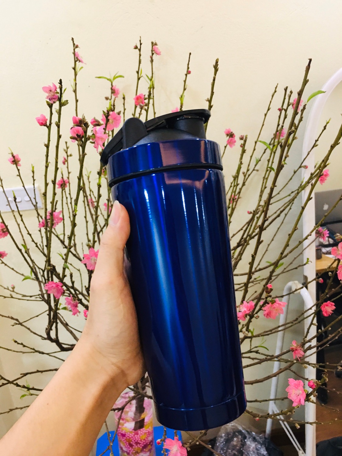 Bình Lắc Pha Chế Shaker Tập Gym Inox Có Giữ Nhiệt Chính Hãng
Bình Lắc thiết kế thể thao rất bắt mắt, dung tích quá ư là đủ cho 1 người tập gym
mà lưu ý các bạn nha, khi mình lắc để nước không bắn thì phải nghiêng bình nhẹ để nước tràn đầy mép nắp của bình, nó choáng đầy lỗ không khí thì khi lắc mạnh thì nước sẽ không bắn, không phải di bình lỗi mà do các bạn chưa biết cách lắc thôi
nếu mà không nghiêng bình 180 độ để nước bít hết lỗ khí mà lắc luôn kiểu gì cũng bị bắn nước đo
shop chu đáo
giao hàng nhanh, người giao hàng thân thiện
chắc chắn sẽ ủng hộ miDoctor nếu có cơ hội ạ