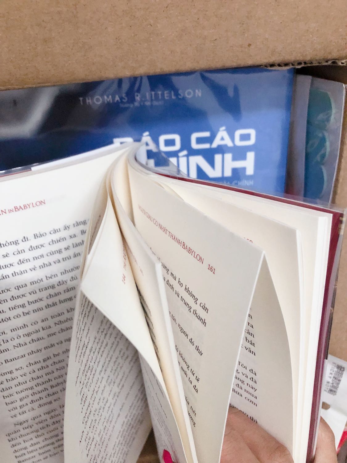 Mình là người khá kỹ tính. Có những cuốn sách nhận được bao bìa có hơi bẩn vẫn không sao, chủ yếu là nội dung sách. Nhưng những cuốn như thế này đến trang sách còn không được chỉn chu thì làm sao đọc được nội dung :) Lỗi giấy ntn thuộc về khâu kiểm định của nxb chứ không phải hư hỏng do vận chuyển tiki, tuy nhiên tiki nên kiểm tra sản phẩm trước khi giao. First News là đơn vị in ấn lớn vẫn để nv thật khó hiểu. Lấy dao rọc giấy thì sợ rách nham nhở. Vì cận ngày bay rồi nên mình đành chấp nhận đóng thùng gửi hành lý cho xong chứ không thể kịp đổi trả. Ngoài ra thì vận chuyển nhanh do mình đặt giao siêu tốc trong ngày, 2 tiếng là có rồi.