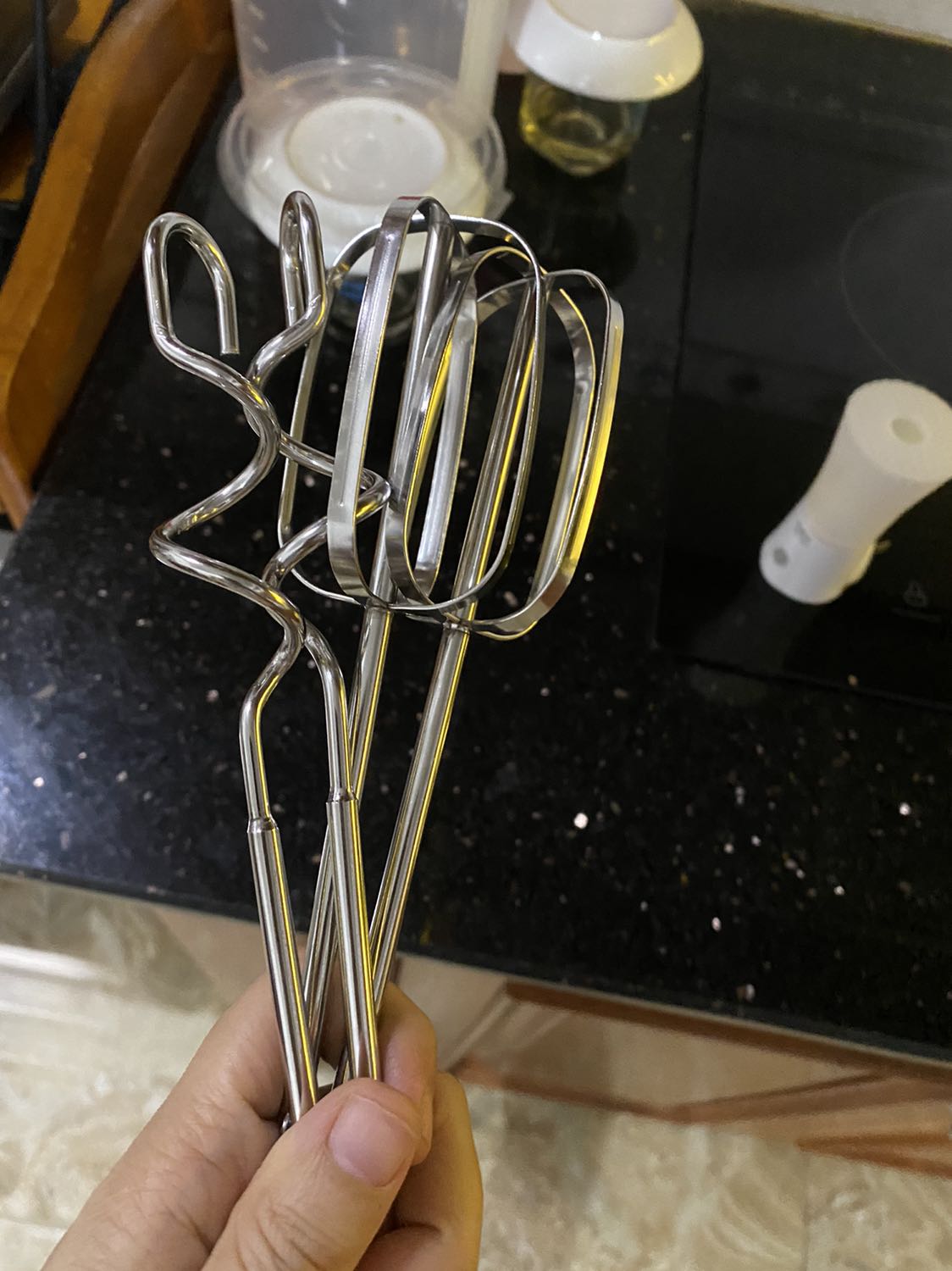 Máy nhỏ gọn, chắc chắn (cầm nặng tay), đánh trứng và nhào bột tốt, mẫu mã đẹp! Duy chỉ có dây điện hơi gần tay cầm, tuy nhiên nhìn chung vẫn rất tốt! Đúng hàng của Đức chất lượng (cùng hiệu máy vắt cam nhà mình)!