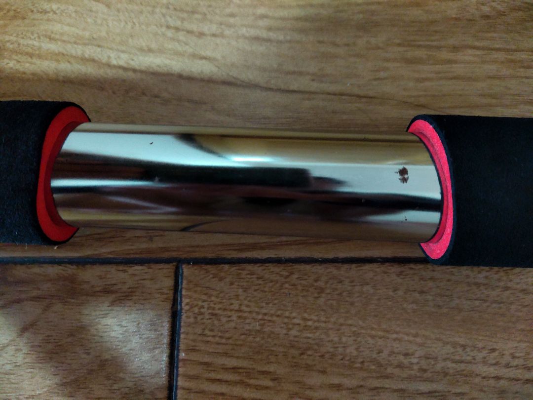 Sản phẩm có dấu hiệu bị rỉ, có vết xước. Theo nhà sản xuất thì có thể dài đến 130cm nhưng để đảm bảo an toàn mình thấy nên dùng 115cm đổ lại. Vẫn khuyến cáo nên gắn chặt vào tường(có phụ kiện đi kèm)