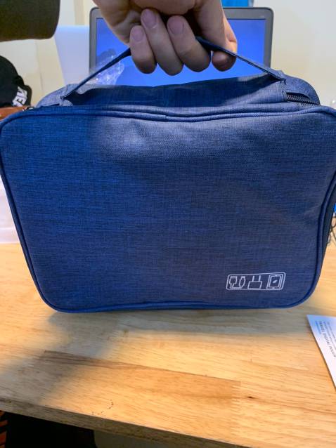 ui, tui này 2 ngăn, có 2 đường khóa, chứ ko phải 1 đường khóa như cái lần trc mình mua, nhiều chỗ đựng quá :D
màu xanh rất đẹp, cái này đi du lịch rất ok, ngăn to có thể cho giấy tờ nhỏ gọn và những thứ lặt vặt.