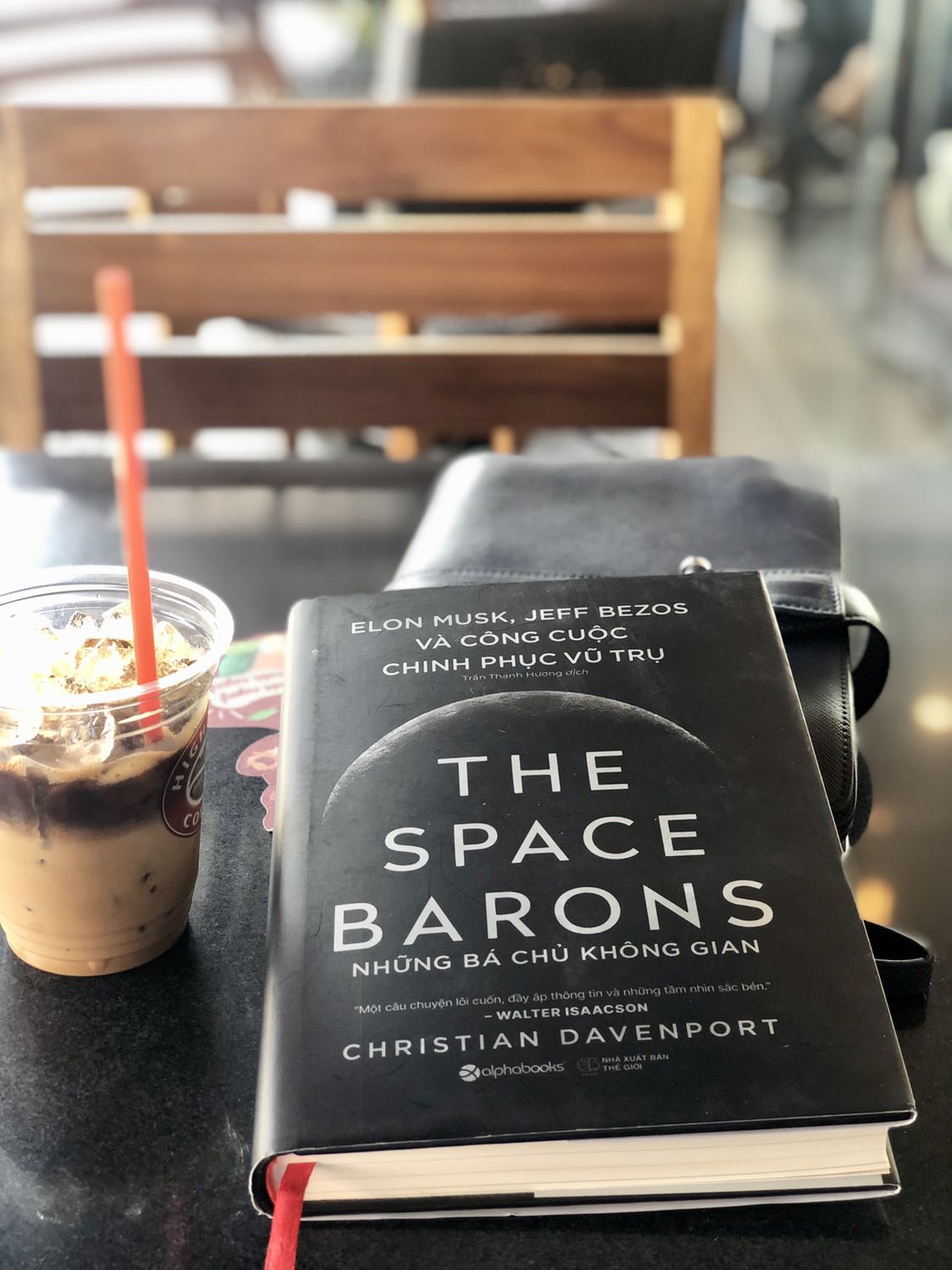 Mình là fan của Elon Musk nên không thể bỏ quan cuốn sách này. Cuốn sách cho ta thấy niềm đam mê, tầm nhìn vĩ đại của Musk và Bezos