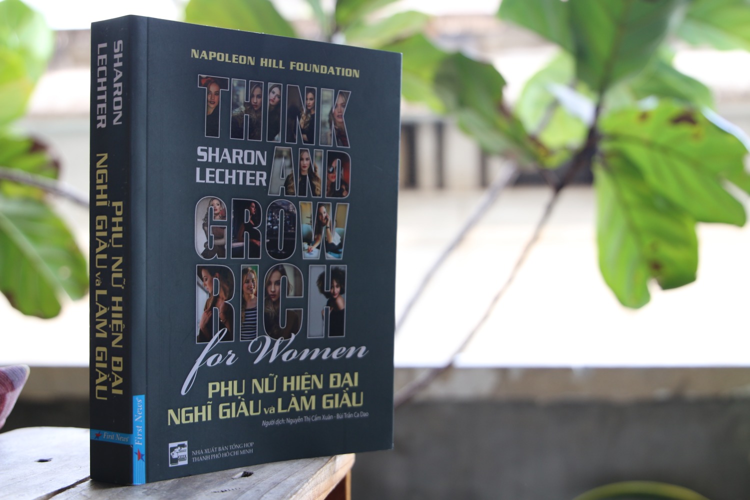 Sharon Lechter là một điển hình tiêu biểu của phụ nữ hiện đại, thành công, tạo dựng một cuộc đời giàu có không chỉ về tài chính mà còn về giá trị con người. Bà hiện là một chuyên gia quốc tế về tài chính được trọng vọng trong vai trò là thành viên hộ đồng Tư vấn Tài chính cho hai đời tổng thống Mỹ là G. W. Bush và Barack Obama. Bà đồng thời là một nhà từ thiện, nhà giáo dục, diễn giả quốc tế, và là tác giả của nhiều đầu sách bán chạy trên thế giới.

Tác phẩm Phụ nữ hiện đại nghĩ giàu và làm giàu của bà mang đến độc giả một điển hình thành công trong việc áp dụng những nguyên tắc làm giàu của Napoleon Hil.Cuốn sách của Sharon tâp trung khai thác những hình mẫu thành công điển hình của doanh nhân nữ, trong môi trường kinh doanh quốc tế, phân tích thấu đáo, sâu sát con đường từ khởi nghiệp đến khi gõ của thành công của những bông hồng trên thương trường. Từ đó, bà vạch ra được 13 nguyên tắc – 13 bước đi chiến lược dẫn đến thành công dành cho phụ nữ thời hiện đại.