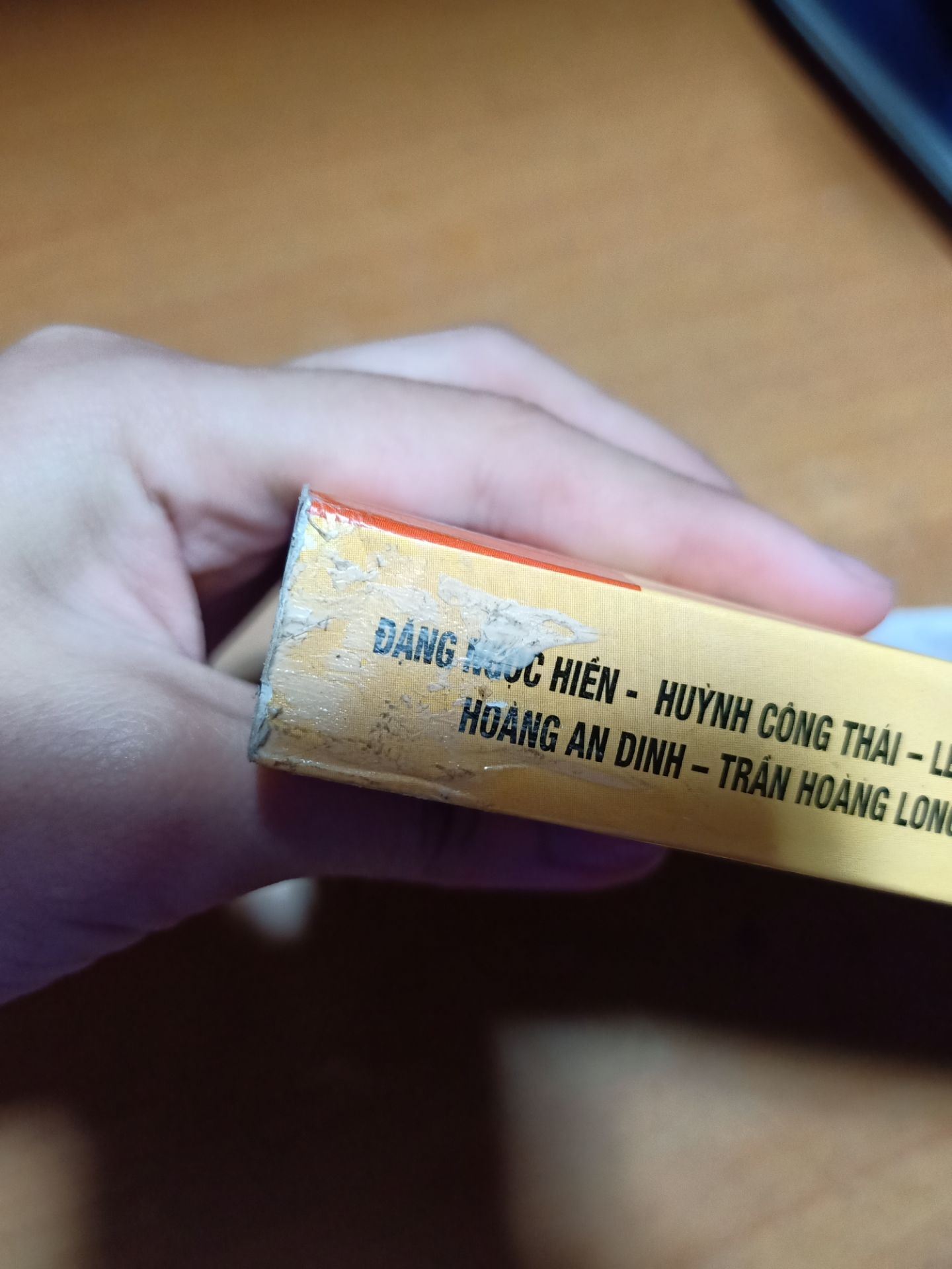 năm nay lớp 12 nên mình mua cuốn này về, mình rất hài lòng về nội dung  của sách. kiến thức trọng tâm đầy đủ, ví dụ từ cơ bản đến vận dụng dụng cao, có bài tập vận dụng và đáo án chi tiết, tuy nhiên đối với mình thì bài tập hơi ít. có một thất vọng là chất lượng sách, bỏ ra gần 1*** mà cuốn sách nhận được thì rất thất vọng.