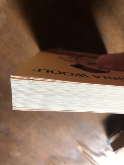 Hàng giao rất nhanh, sách chỉ bị một dấu móp nhỏ. Giấy xốp nhẹ, mỏng nhưng chữ in rõ nét. Mình chưa đọc sách, nhưng mình ấn tượng với tác giả này qua những bình luận trên các diễn đàn nên quyết định mua về đọc.