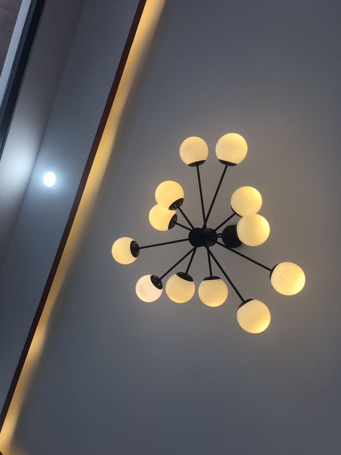 Tạm được có 1 màu ngà ngà nên hơi tối