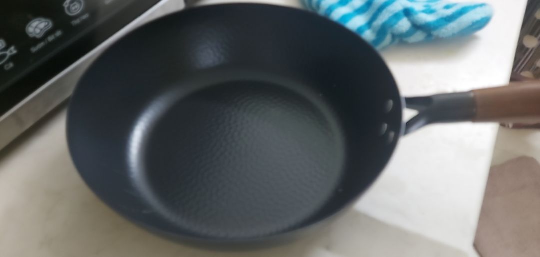 chảo chắc chắn, to, nặng ,đẹp hơn tưởng tượng.rẻ so với giá.