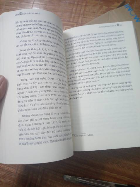 Đặt hàng siêu dễ, giao hàng siêu nhanh (bất ngờ vì tốc độ giao hàng lần này) đóng gói kỹ càng (tuy nhiên nên bọc thêm 1 lớp xốp nổ đề phòng sản phẩm bị hỏng) chất lượng sách cảm quan thấy tốt, chất lượng giấy ok (không nhẹ như một số loại sách giả), mình rất hài lòng vote cho shop và shiper 5 sao. Thanks all !! Đặt hàng siêu dễ, giao hàng siêu nhanh (bất ngờ vì tốc độ giao hàng lần này) đóng gói kỹ càng (tuy nhiên nên bọc thêm 1 lớp xốp nổ đề phòng sản phẩm bị hỏng) chất lượng sách cảm quan thấy tốt, chất lượng giấy ok (không nhẹ như một số loại sách giả), mình rất hài lòng vote cho shop và shiper 5 sao. Thanks all !!